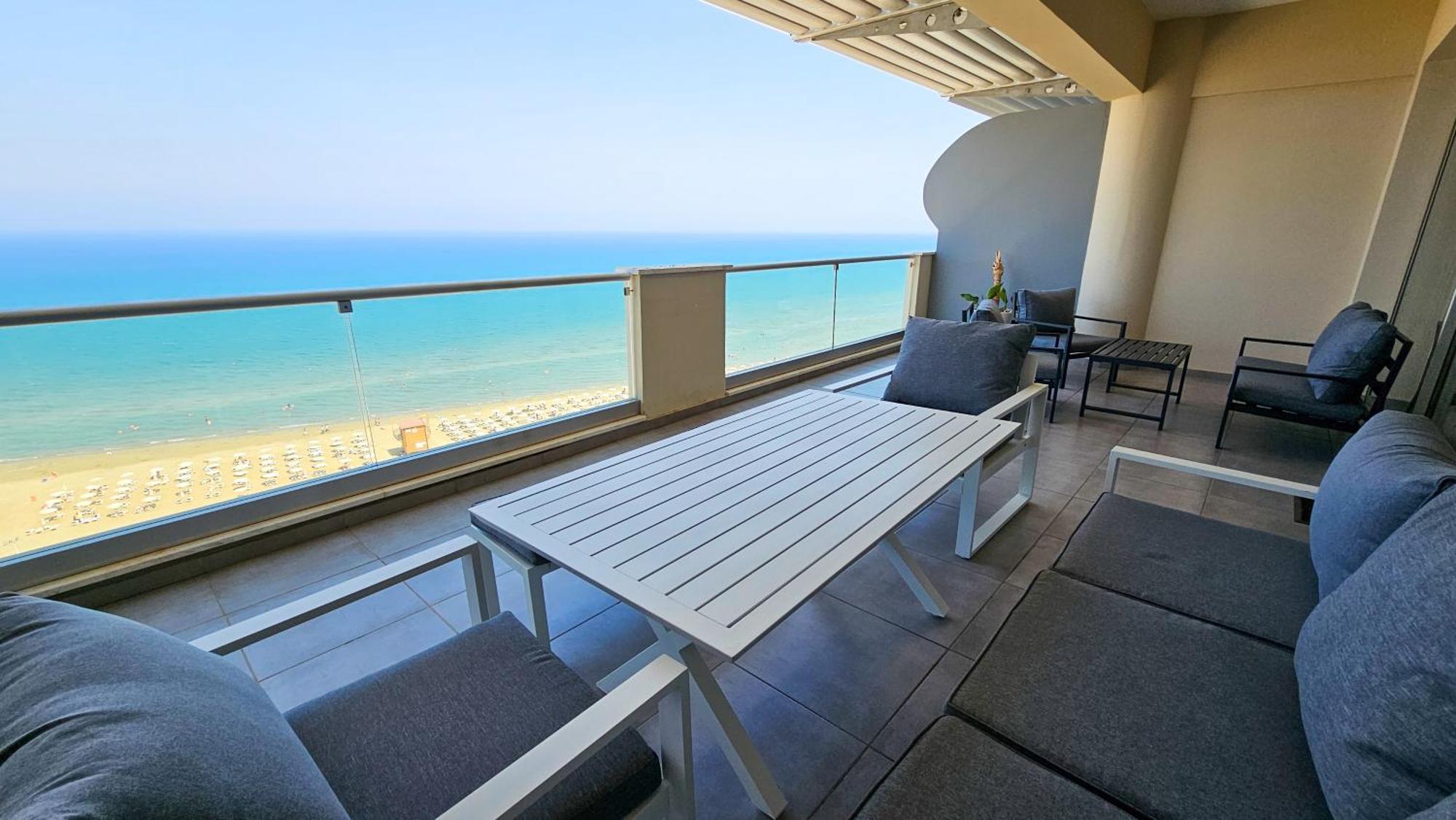 Beachfront Seaview Lux Penthouse ลาร์นาคา ภายนอก รูปภาพ