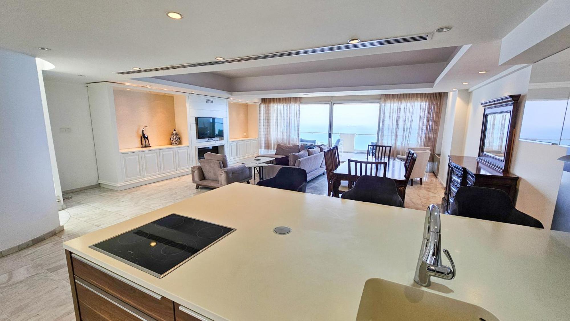 Beachfront Seaview Lux Penthouse ลาร์นาคา ภายนอก รูปภาพ